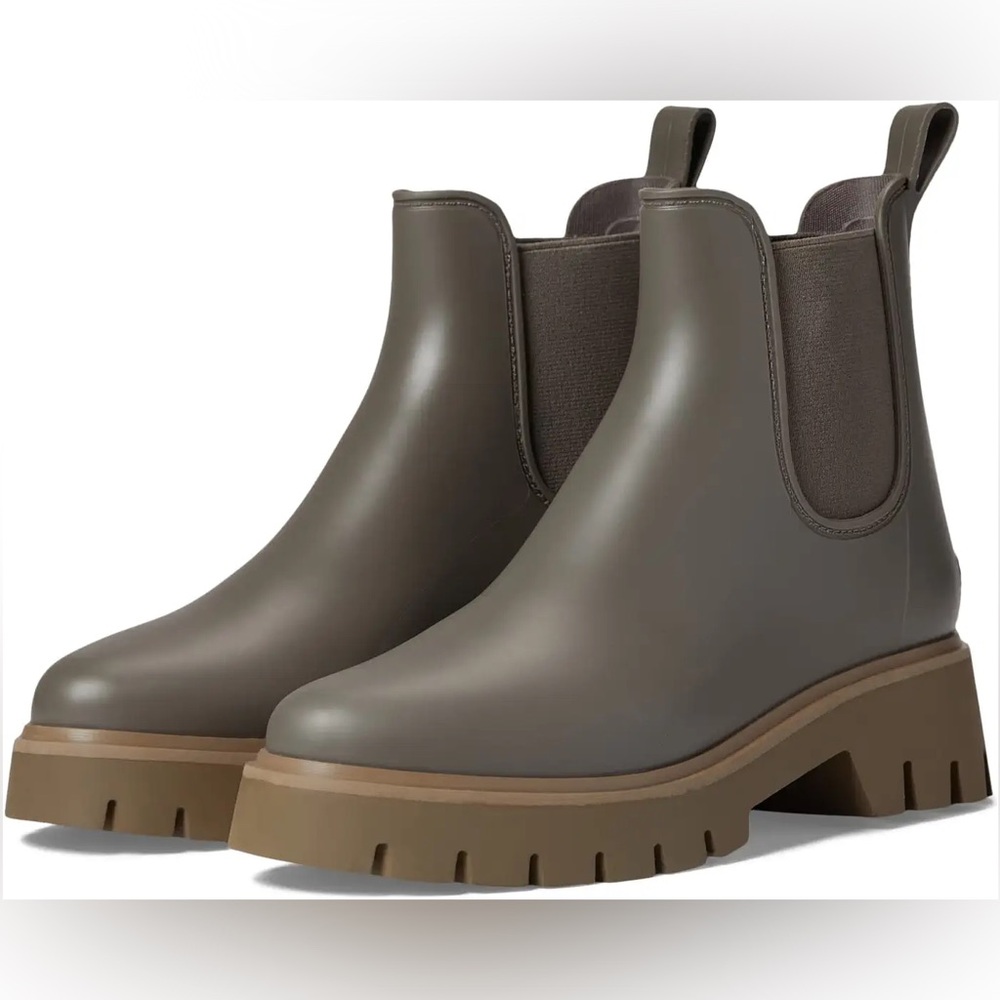 NWOT Dolce Vita Thundr water-resistant chelsea boot. Size: 7 Color:Khaki Stella